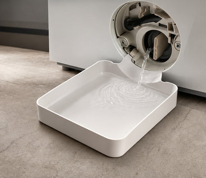 Straal water loopt vanuit het filterklepje in de Sicora opvangbak