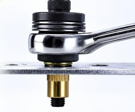 klinkmoer wordt vastgezet in een metalen plaat