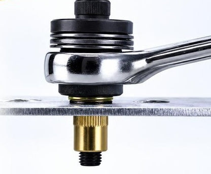 klinkmoer wordt vastgezet in een metalen plaat