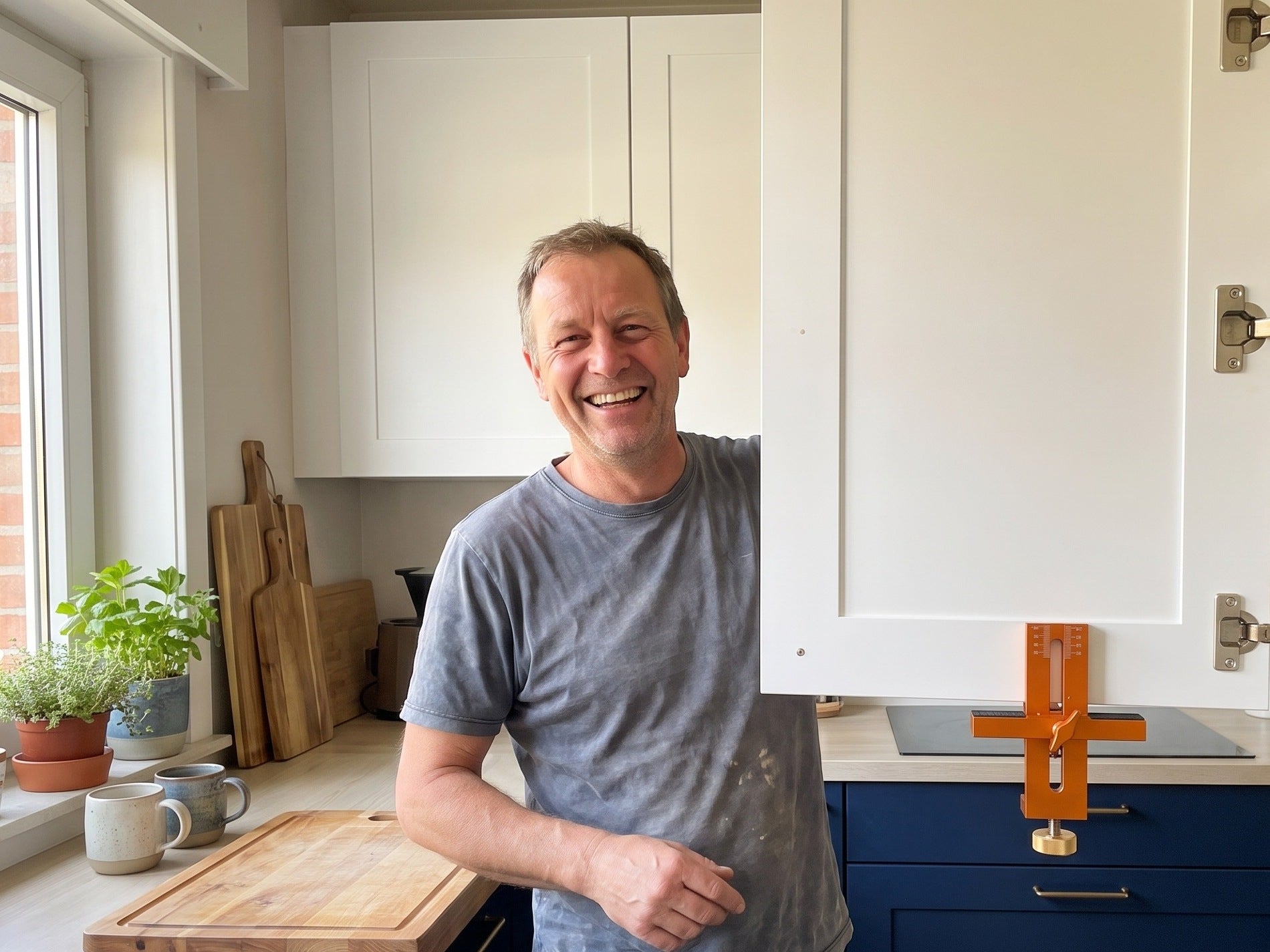 Kastdeur recht gehangen in een gewone keuken