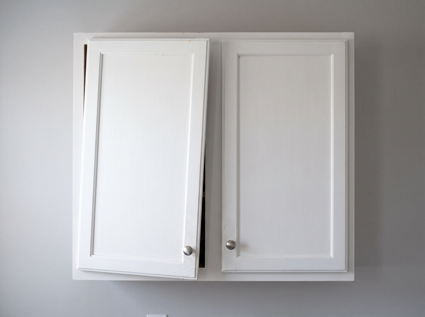 Voor: de linker kastdeur hangt scheef, de naad loopt niet gelijk