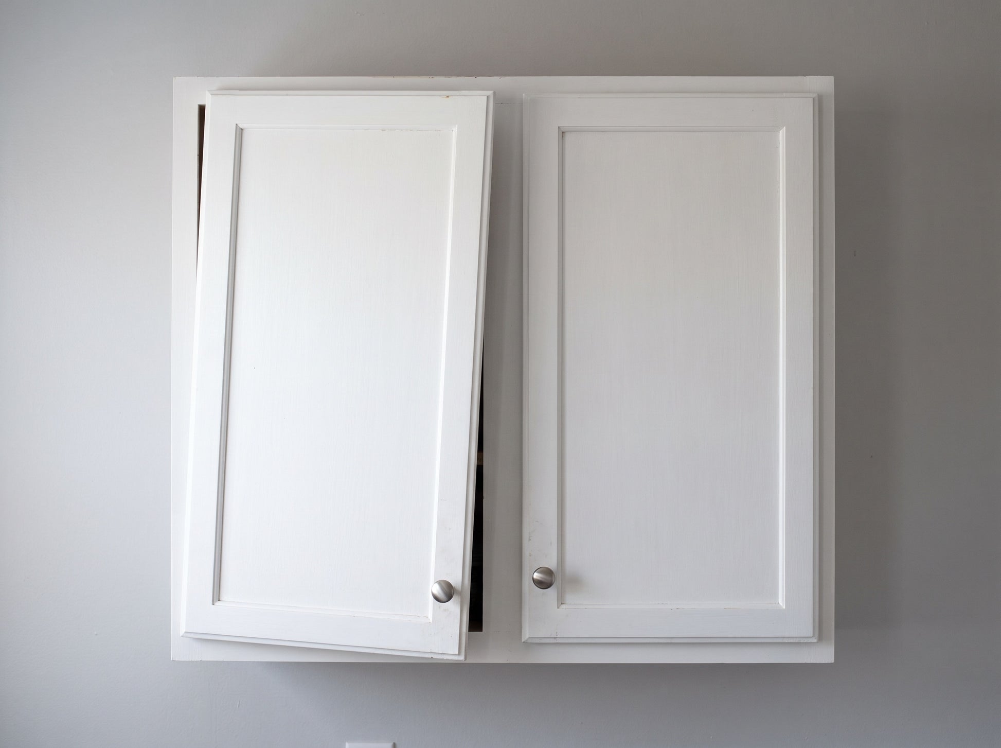 Voor: de linker kastdeur hangt scheef, de naad loopt niet gelijk