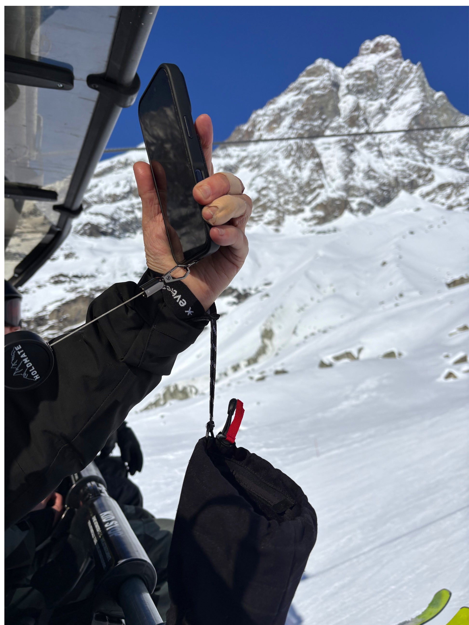 Belay in gebruik tijdens het skien - telefoon veilig aan het koord