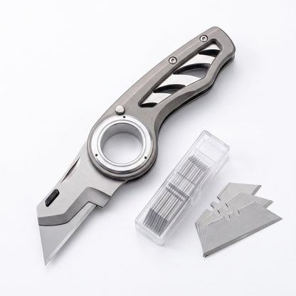 Wat je krijgt: Anelo titanium grijs met tien reservemesjes