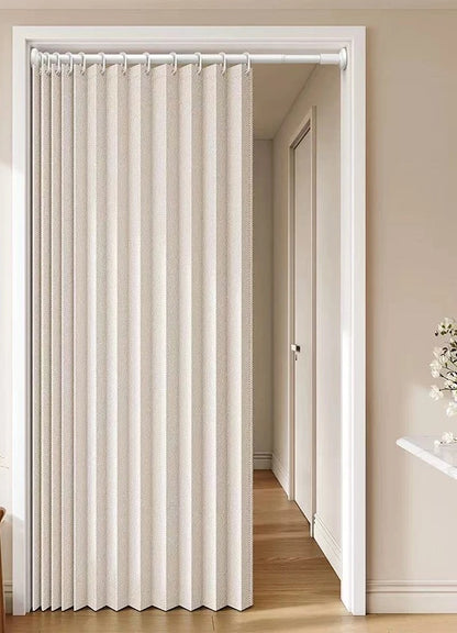 Cova vouwgordijn in beige dicht in de deuropening