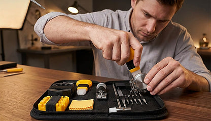 Cadris horloge reparatieset: de bodem gaat open met de opener, het volle etui ligt op tafel