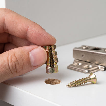 De geelverzinkte Grivex spreidhuls gaat in het 6 mm gat in het kastpaneel