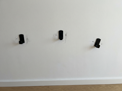 Drie haken op het oog afgetekend en zichtbaar niet op een lijn