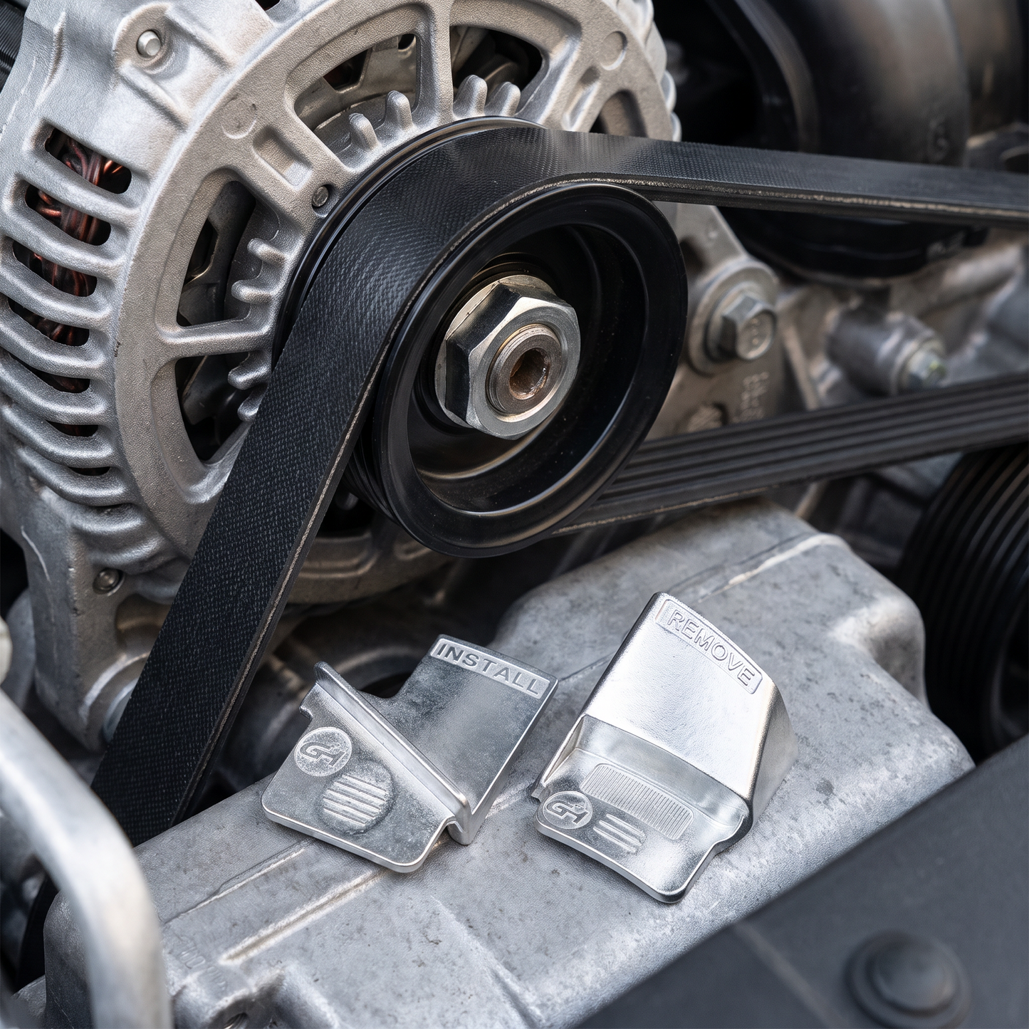 De nieuwe riem ligt netjes in de poeliegroef, de Volano set ligt ernaast op het motorblok