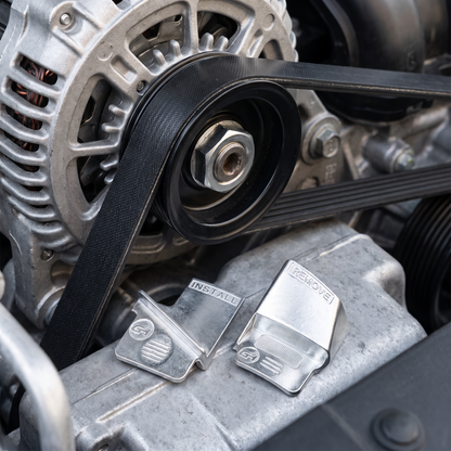 De nieuwe riem ligt netjes in de poeliegroef, de Volano set ligt ernaast op het motorblok
