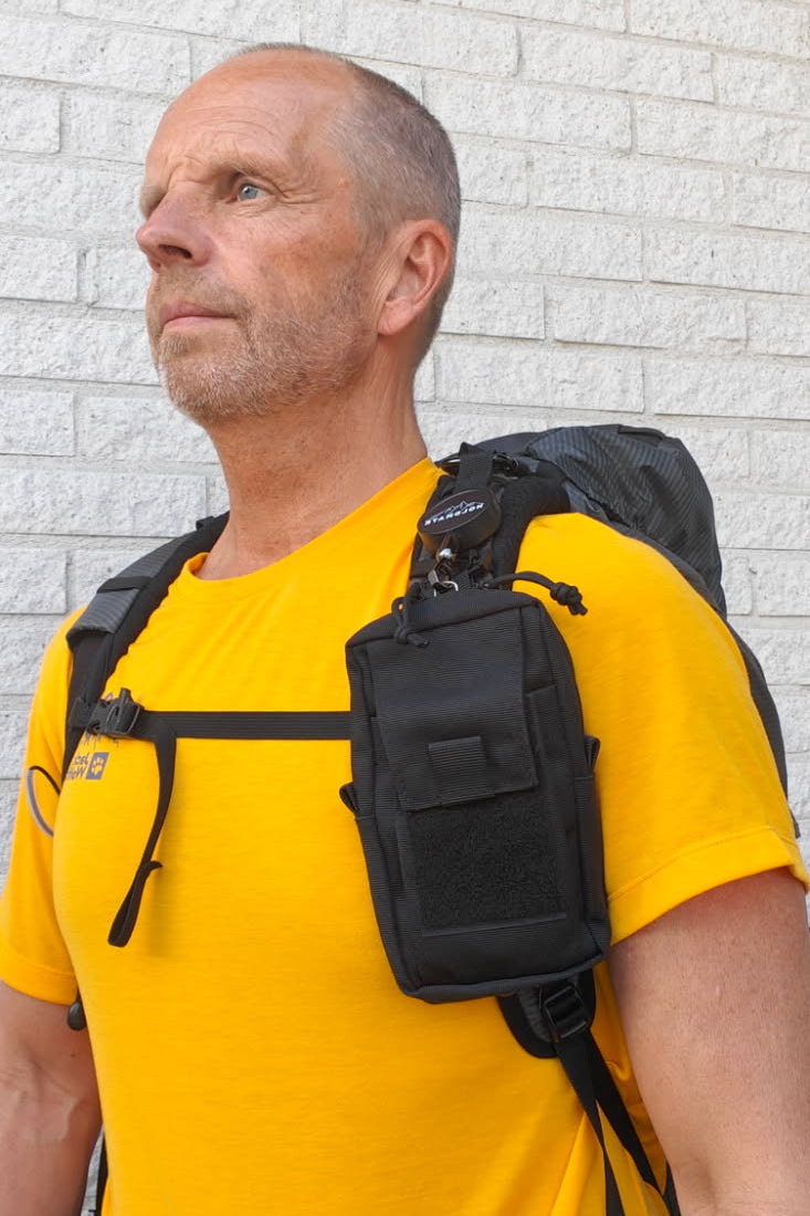 Belay telefoonkoord in gebruik - man met pouch aan de borstband