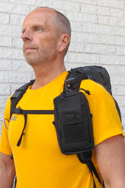 Belay telefoonkoord in gebruik - man met pouch aan de borstband