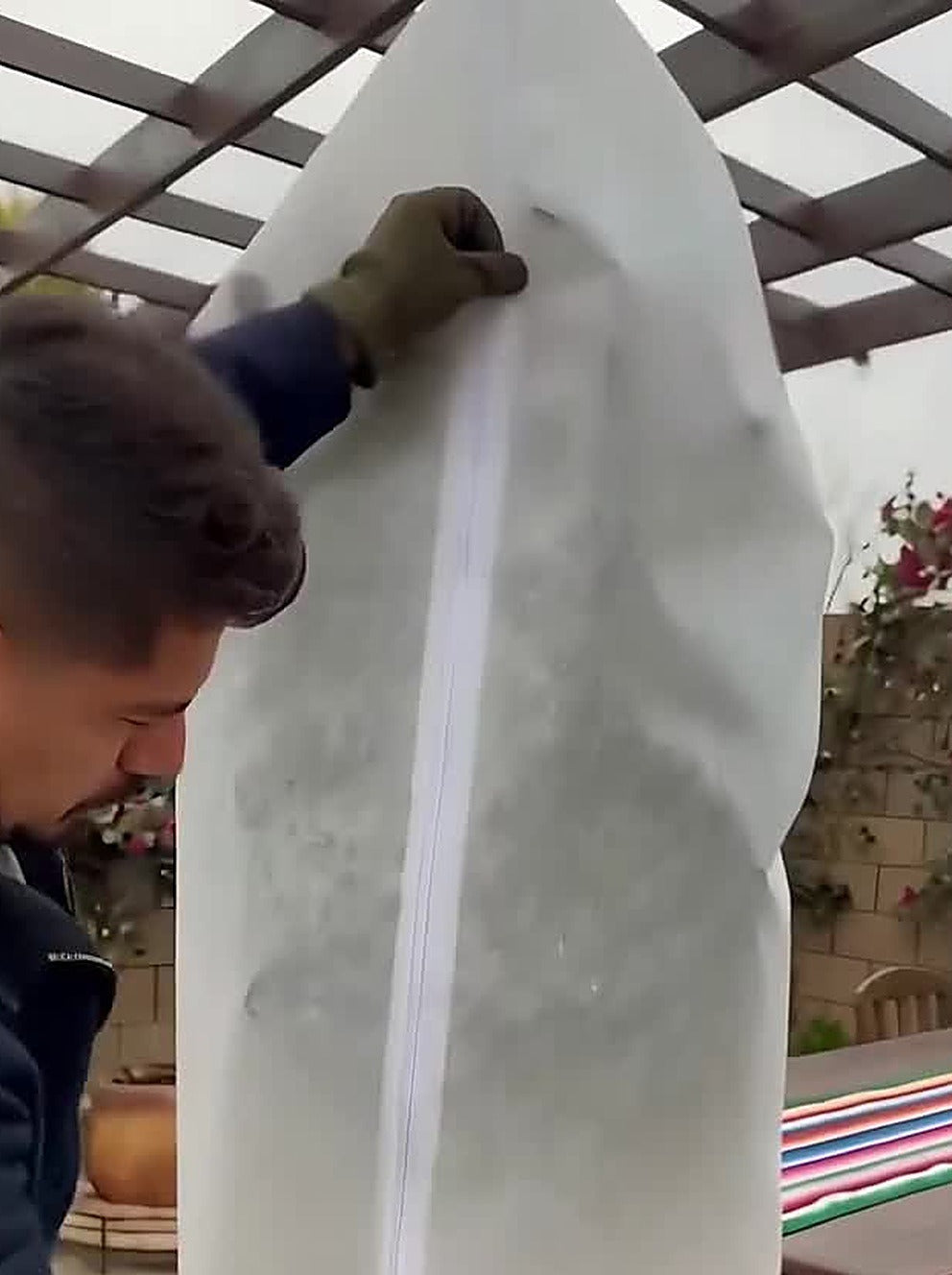 De hoes wordt van de zijkant om de plant dichtgeritst