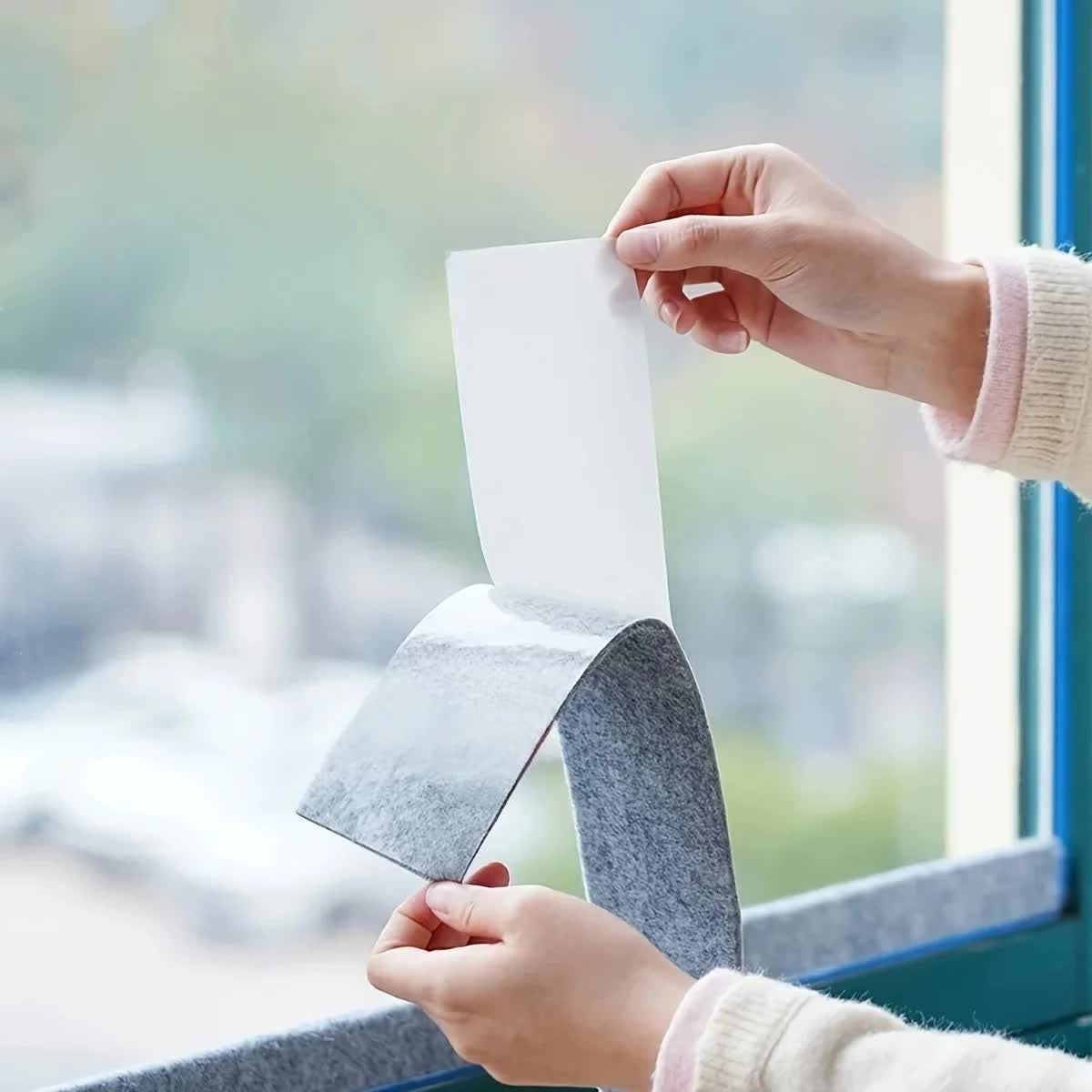 De folie van de plakrug wordt eraf getrokken