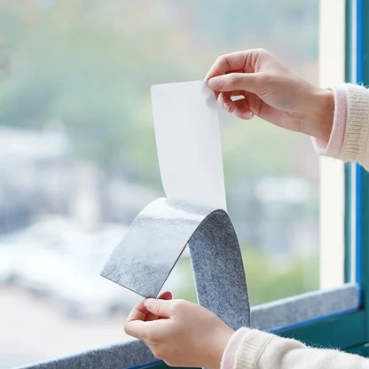 De folie van de plakrug wordt eraf getrokken