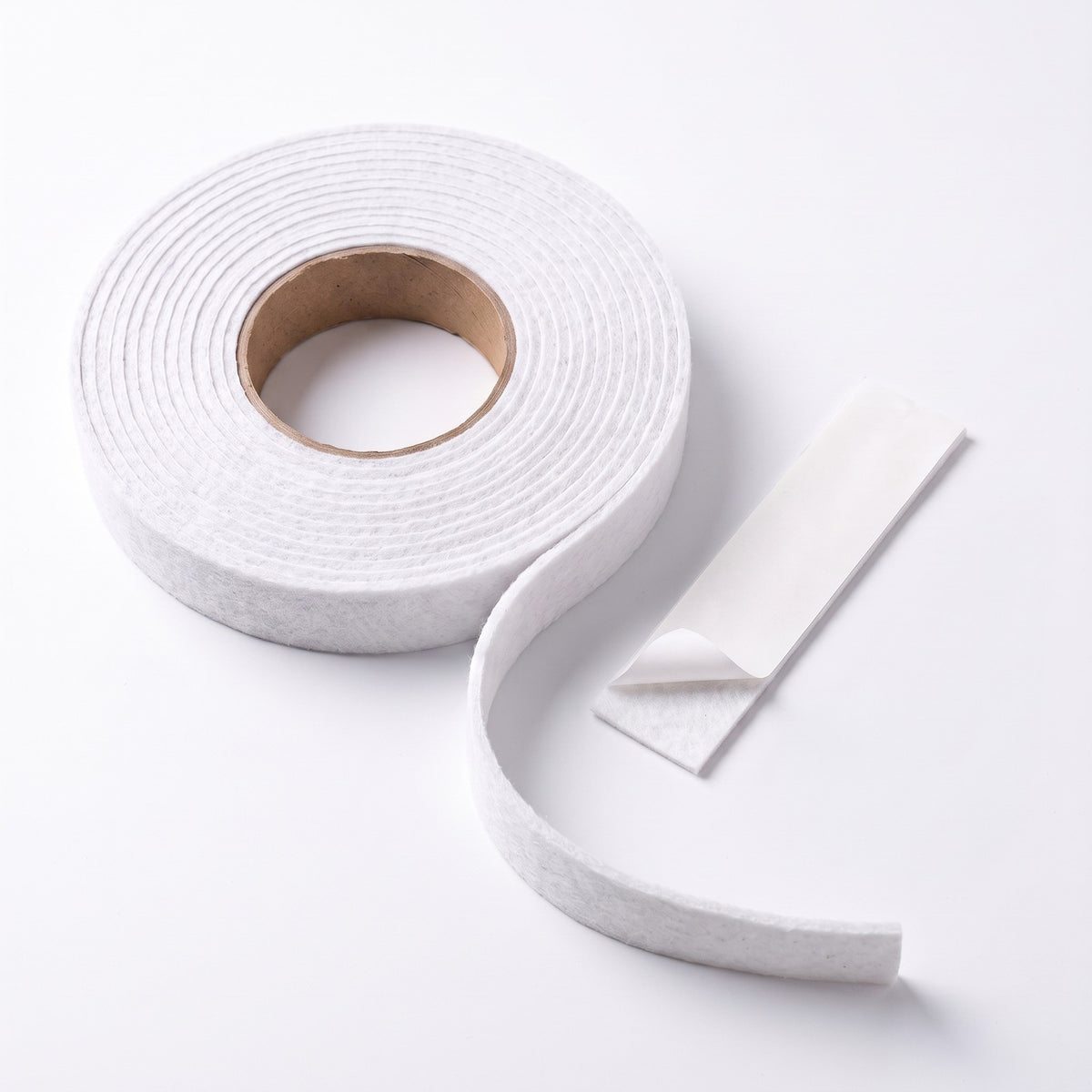 Wat zit erin: 1 rol wit vilt met plakrug
