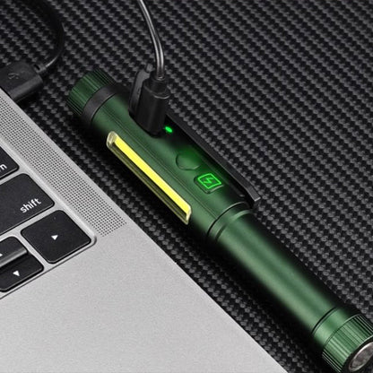 Kelvo werklamp laadt op via Type-C naast een laptop