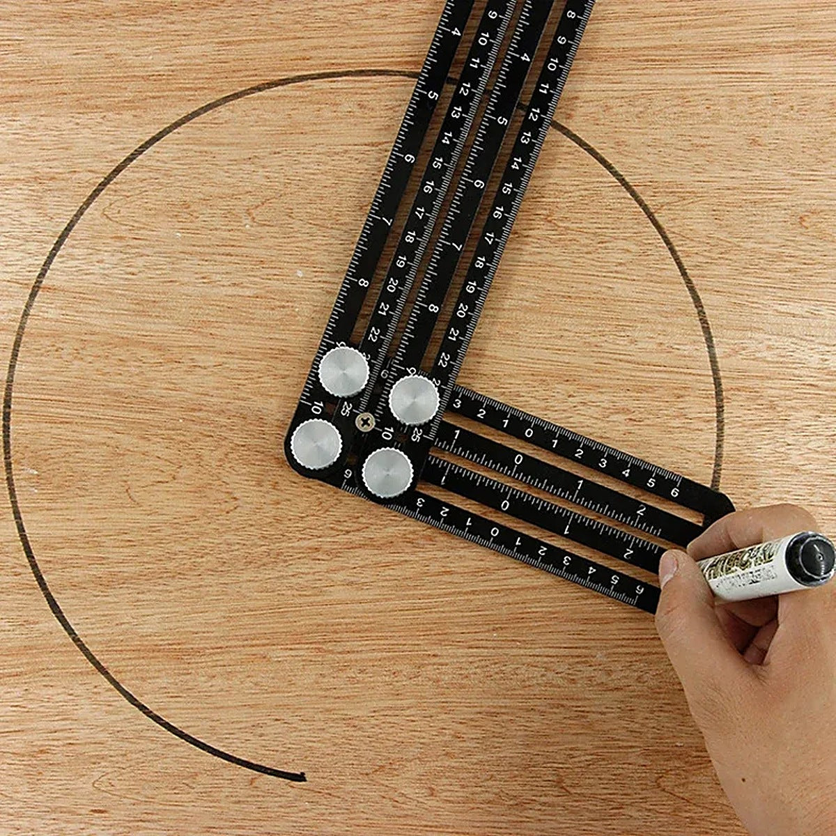 Hand tekent met een stift een cirkel af langs het lineaal op een houten plaat